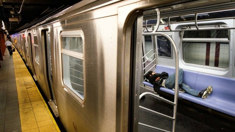 New Yorku do të dëbojë të pastrehët nga metroja