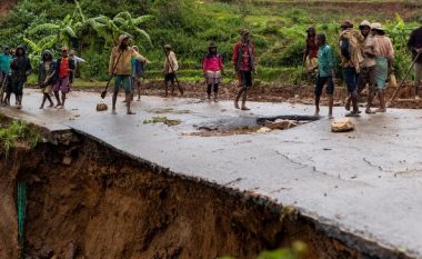 “Duket sikur sapo jemi bombarduar”: Cikloni Batsirai ‘fshin’ fshatra të tëra në Madagaskar
