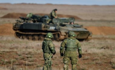 Rusia njofton përfundimin e stërvitjeve ushtarake në Krime, ushtarët po kthehen në garnizonet e tyre