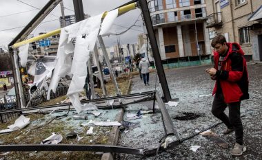 Një raketë ra rreth 10 metra larg banesës së njërit prej tyre: Njerëzit në Ukrainë përshkruajnë “momentin kur e kuptuan se ishin në një zonë lufte”