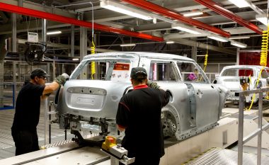 Prodhimi i makinave në Britani të Madhe ra me më shumë se 20 për qind në janar, krahasuar me një vit më parë