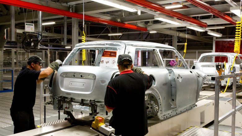 Prodhimi i makinave në Britani të Madhe ra me më shumë se 20 për qind në janar, krahasuar me një vit më parë