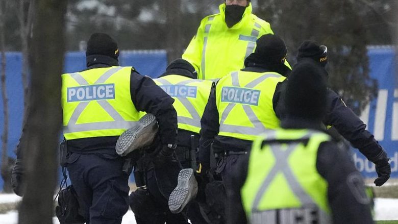 Ura kyçe SHBA-Kanada rihapet pas gati një jave, pasi policia largon protestuesit