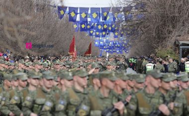 Ushtarët dhe policët e Kosovës parakalojnë në sheshet e Prishtinës
