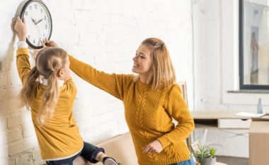 Ku duhet ta vendosni orën në dhomën e ndenjes? Një pozicion në veçanti duhet të shmangim