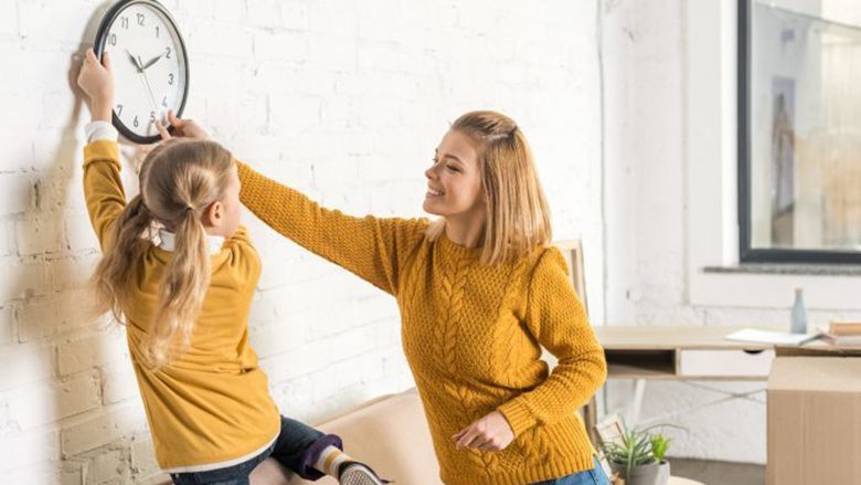 Ku duhet ta vendosni orën në dhomën e ndenjes? Një pozicion në veçanti duhet të shmangim