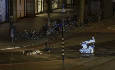 Policia arreston të armatosurin që mbajti peng së paku një person në dyqanin e Apple në Amsterdam