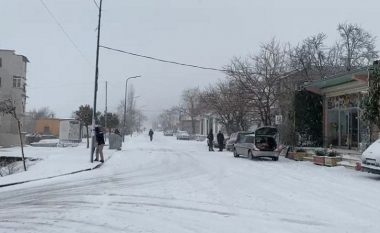 Reshje të mëdha të borës në Bulqizë, bllokohet rruga e Arbrit