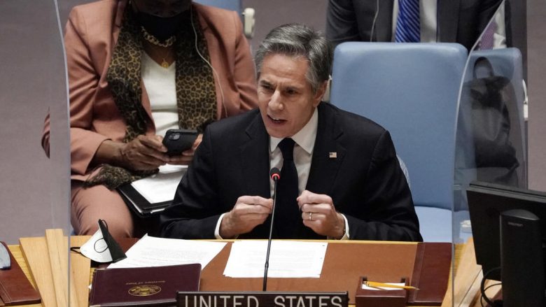 Blinken në OKB: Rusia mund të prodhojë pretekst për të sulmuar Ukrainën