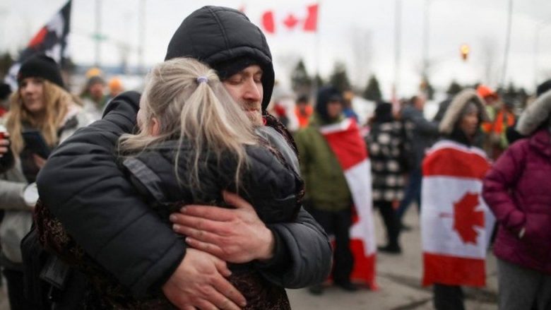 Protestat e shoferëve të kamionëve – Ontario në Kanada shpall gjendjen e jashtëzakonshme