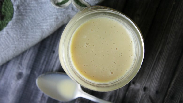 Si të bëni qumësht të kondensuar në më pak se pesë minuta?