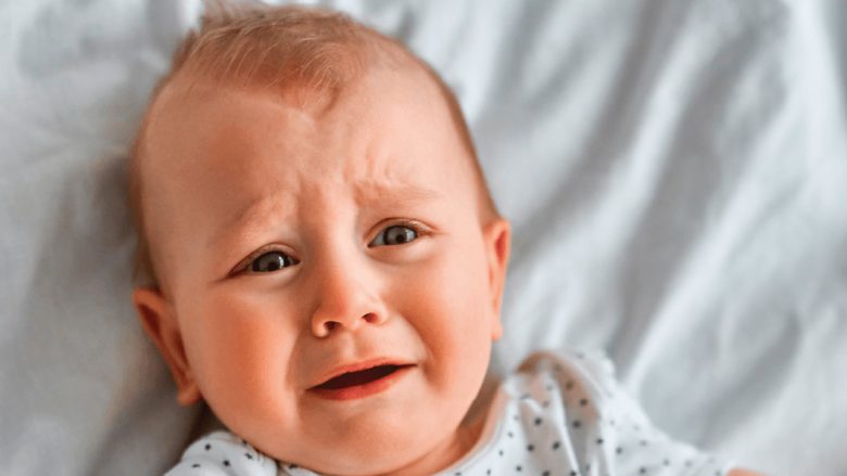 Nëse mendoni se foshnja juaj po qan pa arsye – kontrolloni çorapet