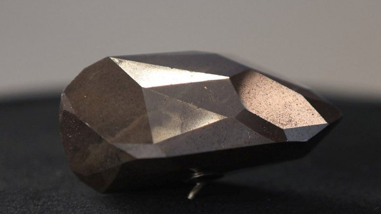 Diamanti i zi që besohet të ketë ardhur nga hapësira shitet për 4.3 milionë dollarë