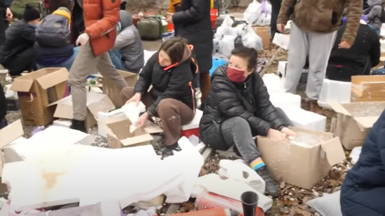 Burra e gra në një qytet të Ukrainës po prodhojnë kokteje molotovi për të luftuar me rusët