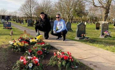 Familja britanike e shqetësuar pasi dikush ishte varrosur pranë babait të tyre – varr ky që ishte rezervuar për nënën