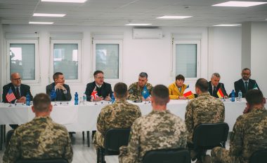 Ambasadorët e QUINT-it takojnë ushtarët ukrainasë të KFOR-it