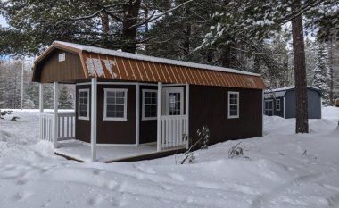 Edhe kjo ndodh: Vidhet me “merimangë” një shtëpi në formë të kabinës në Michigan