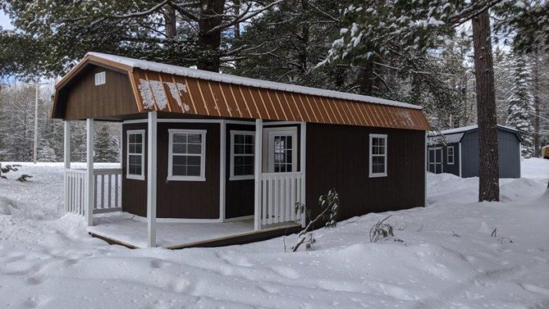 Edhe kjo ndodh: Vidhet me “merimangë” një shtëpi në formë të kabinës në Michigan