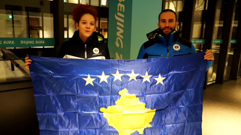 “Rroftë Kosova”, Kiana Kryeziu dhe Albin Tahiri urojnë Kosovën nga Pekini në përvjetorin e 14 të pavarësisë