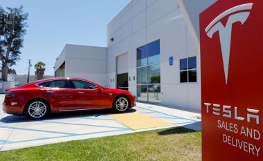 Tesla tërheq 26,681 automjete në SHBA për shkak të softuerit për “shkrirjen” e xhamit të përparmë