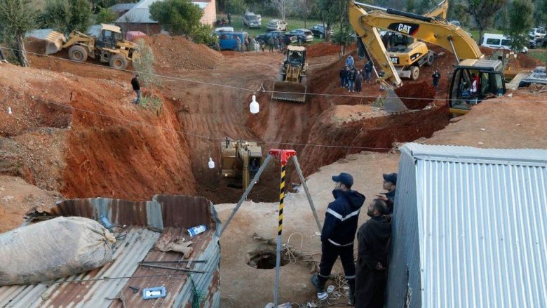 Autoritetet në Marok po përpiqen ta shpëtojnë një pesëvjeçar i cili ka rënë në një pus