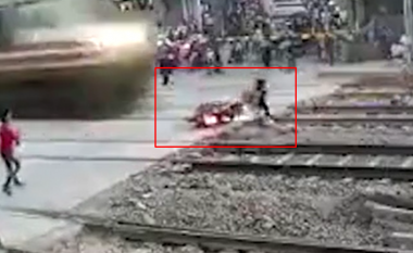 Burri në Mumbai i shpëton trenit që po vinte me shpejtësi, mirëpo motoçikleta e tij bëhet copë – pamjet tregojnë momentin dramatik