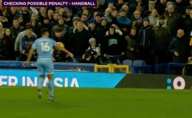 Konfuzion i madh pas mohimit të penalltisë së Evertonit ndaj Man Cityt, prekja me dorë e Rodrit nuk u akordua as pas rishikimit të VAR-it