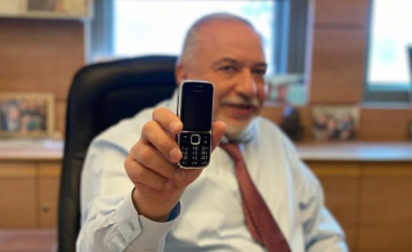 Pse izraelitët po i kthehen masivisht telefonave të thjeshtë celularë – një të tillë e ka edhe ministri i Financave