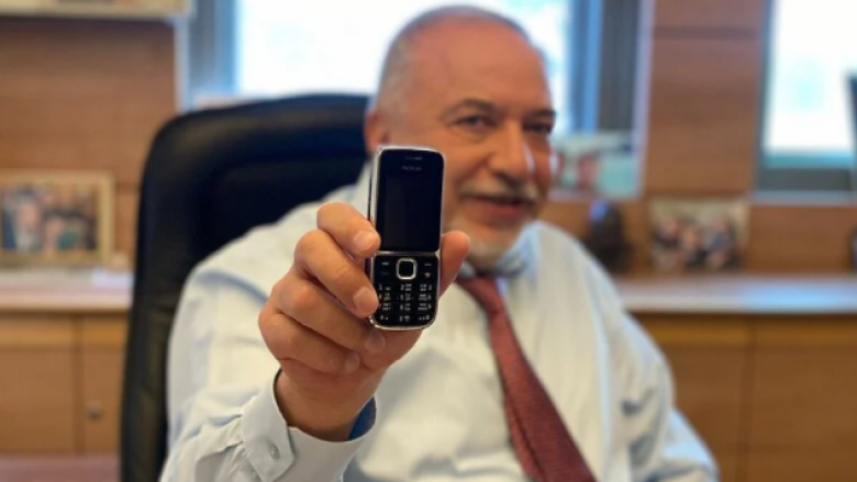 Pse izraelitët po i kthehen masivisht telefonave të thjeshtë celularë – një të tillë e ka edhe ministri i Financave