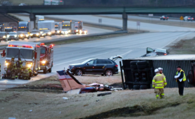 Aeroplani i vogël godet një kamion në një autostradë të Karolinës së Veriut – vdes piloti, shoferi i automjetit dërgohet në spital