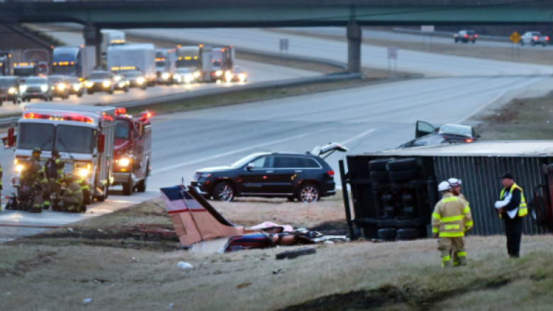 Aeroplani i vogël godet një kamion në një autostradë të Karolinës së Veriut – vdes piloti, shoferi i automjetit dërgohet në spital