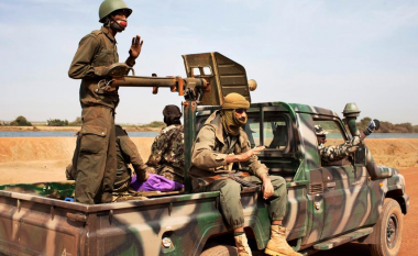Tetë ushtarë të Malit dhe 57 burra të armatosur janë vrarë në një përleshje në kufi me Burkina Fason