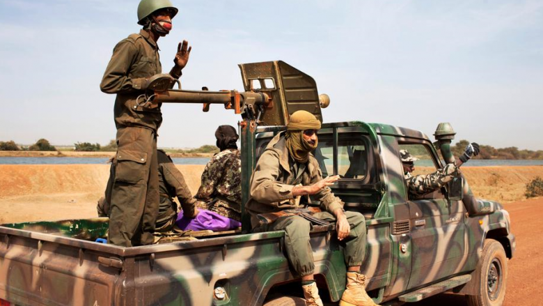 Tetë ushtarë të Malit dhe 57 burra të armatosur janë vrarë në një përleshje në kufi me Burkina Fason