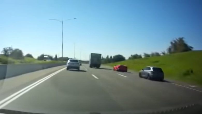 Kur shoferi i një Seati tenton të ndjekë një Ferrari në autostradë