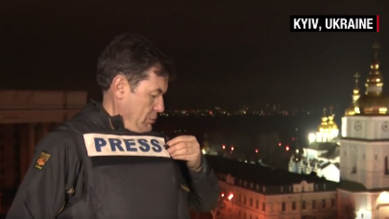 Gazetari i CNN në Kiev, Ukrainë, ndalon raportimin e tij të drejtpërdrejtë ndërsa ai dhe ekipi dëgjojnë shpërthime të forta