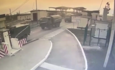 Automjetet ushtarake ruse kanë hyrë në Ukrainë përmes Krimesë, sipas një videoje të publikuar nga Roja Kufitare e Ukrainës