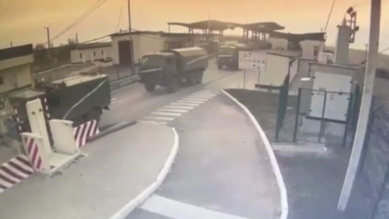 Automjetet ushtarake ruse kanë hyrë në Ukrainë përmes Krimesë, sipas një videoje të publikuar nga Roja Kufitare e Ukrainës