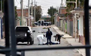 Dhjetë trupa të mbështjellë me batanije dhe të lidhur fort përfundojnë në rrugët meksikane, pas një përleshje bandash që la 16 të vdekur