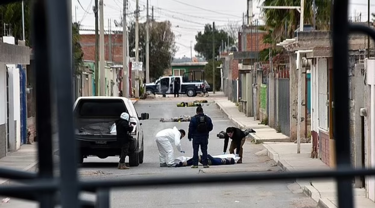 Dhjetë trupa të mbështjellë me batanije dhe të lidhur fort përfundojnë në rrugët meksikane, pas një përleshje bandash që la 16 të vdekur