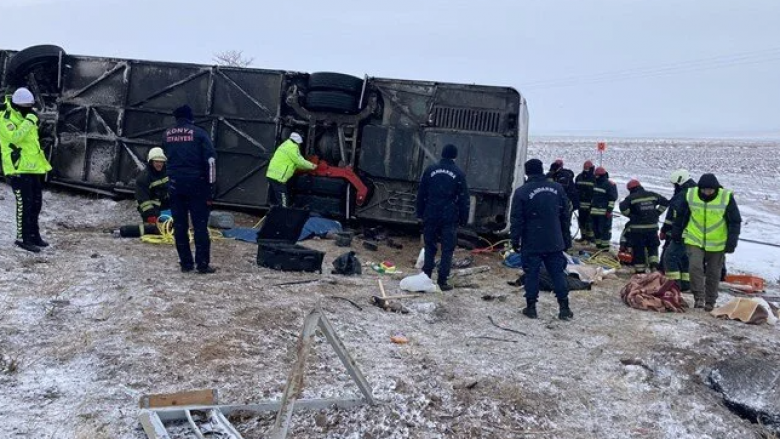 Përmbyset autobusi në Konya të Turqisë – së paku pesë të vdekur dhe 26 të lënduar