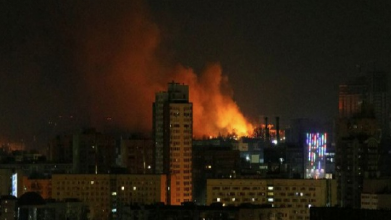 Shpërthime të fuqishme dhe të shtëna me armë zjarri, raportohet se luftimet kanë shpërthyer në rrugët e Kievit