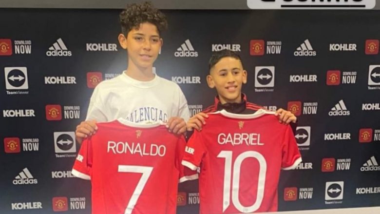 Djali i Cristiano Ronaldos nënshkroi për Manchester United, ai mori fanellën me numrin 7