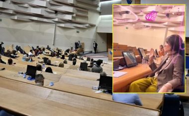 Një djalë e çoi një vajzë për një takim në Parlamentin e Bosnjë dhe Hercegovinës