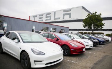 Shteti i Kalifornisë padit kompaninë Tesla