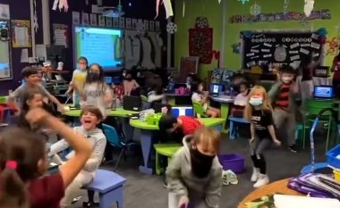 Fëmijët e një shkolle në Las Vegas ‘shpërthejnë nga gëzimi’ ndërsa mësuesja thotë se ‘mandati i maskës është hequr’