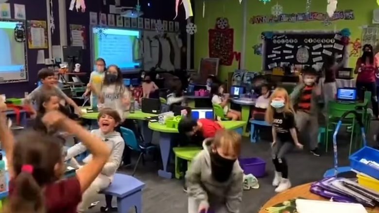 Fëmijët e një shkolle në Las Vegas ‘shpërthejnë nga gëzimi’ ndërsa mësuesja thotë se ‘mandati i maskës është hequr’