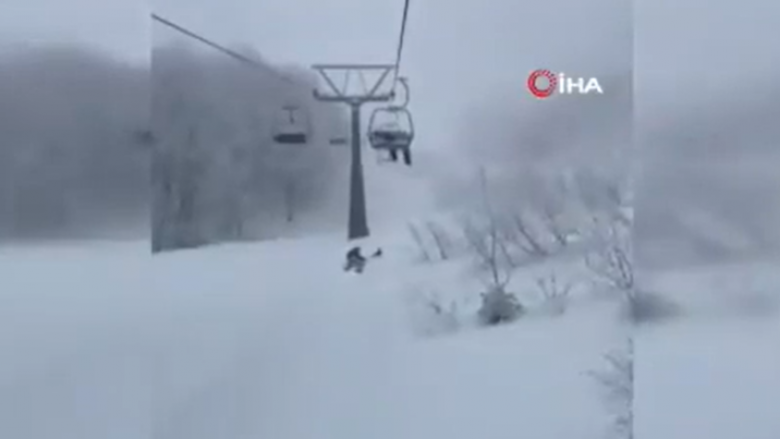 Bllokohet teleferiku në një qendër skijimi në Turqi, qytetarët fillojnë të hidhen nga ajri për t’i shpëtuar të ftohtit