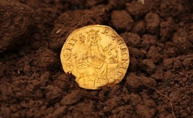Një burrë në Angli zbuloi një monedhë ari mesjetare me vlerë prej 878,000 dollarë në ditën e parë që provoi detektorin e tij të ri metalik