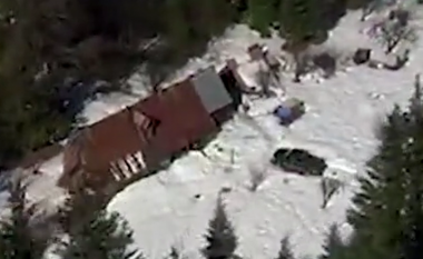 Çifti në Kaliforninë Veriore shpëtohet me helikopter pasi mbeti i bllokuar gati dy muaj nga bora
