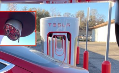 Vidhen kabllot e mbushësve në stacionin e Tesla-s për karikimin e makinave elektrike